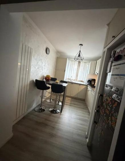Apartament de vanzare Decomandat ,3 camere 65 mp , zona Mar - 2