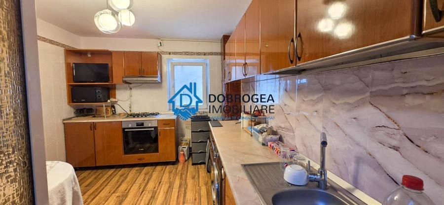 Apartament cu 4 camere decomandat, mobilat în E3