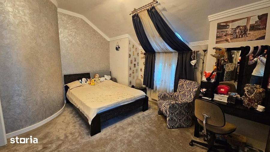 Casă cu 9 camere cu Teren 937 Mp în Cetate