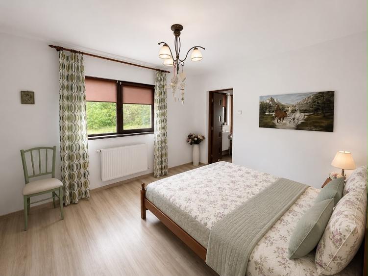 Casă individuală cu 5 camere cu Teren 1705 Mp în Central