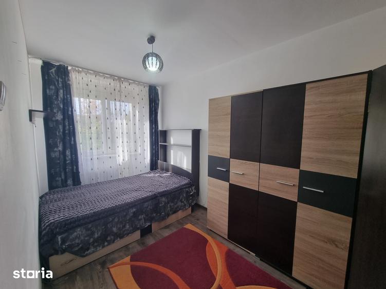 Apartament cu 3 camere decomandat în Podu Roș