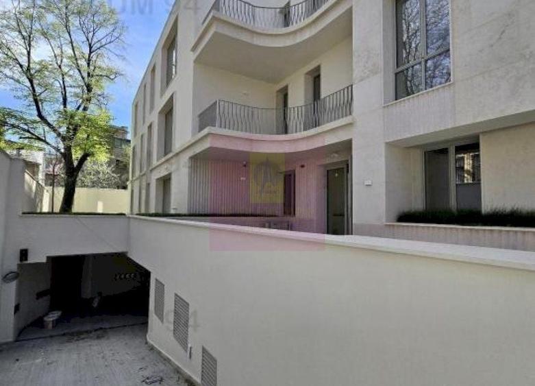 Apartament cu 4 camere decomandat în Armeneasca