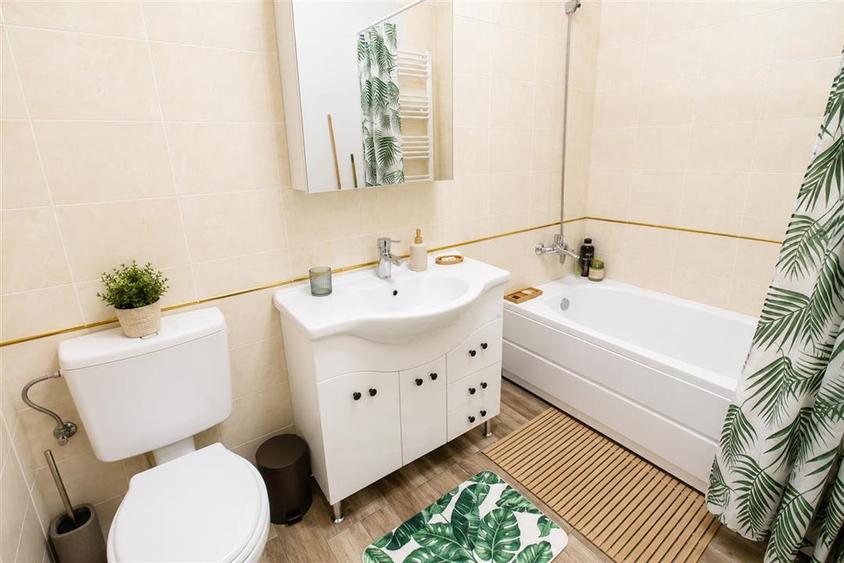 Apartament cu 2 camere semidecomandat, mobilat în Bună Ziua