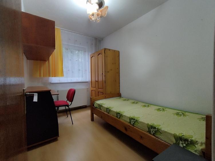Apartament cu 3 camere semidecomandat în Tractorul