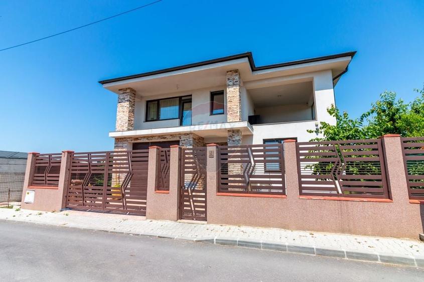 Casă individuală cu 5 camere cu Teren 485 Mp în Central