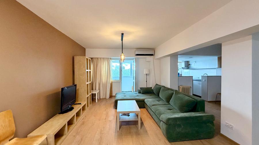Apartament cu 3 camere semidecomandat în 1 Mai