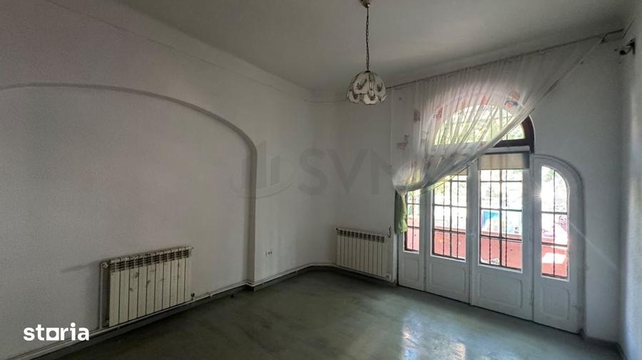 Casă cu 9 camere cu Teren 800 Mp în Vitan