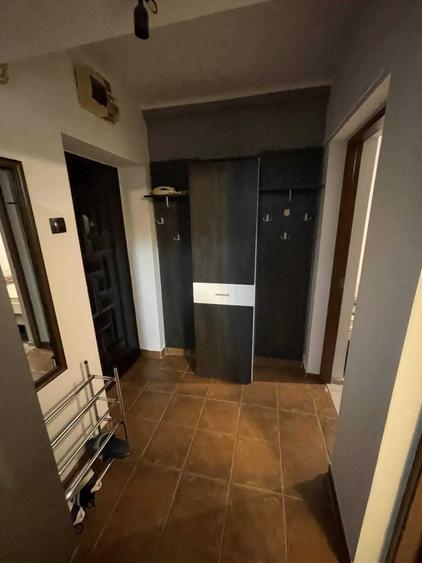 Apartament cu 3 camere semidecomandat în Podu Roș