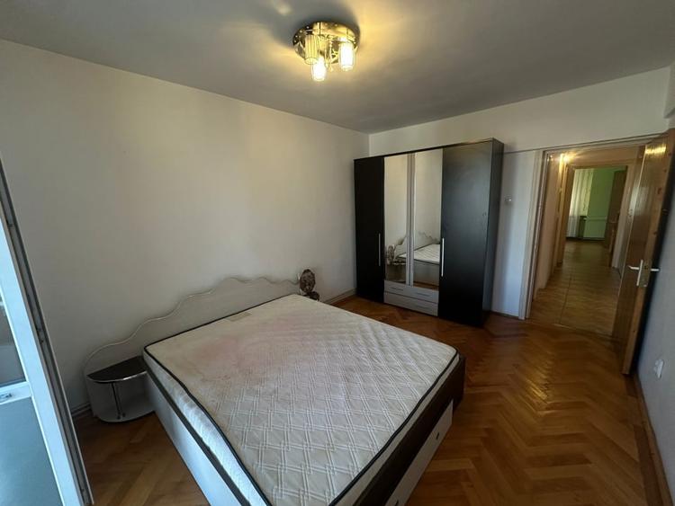 Apartament cu 3 camere decomandat, mobilat în Craiovița Nouă