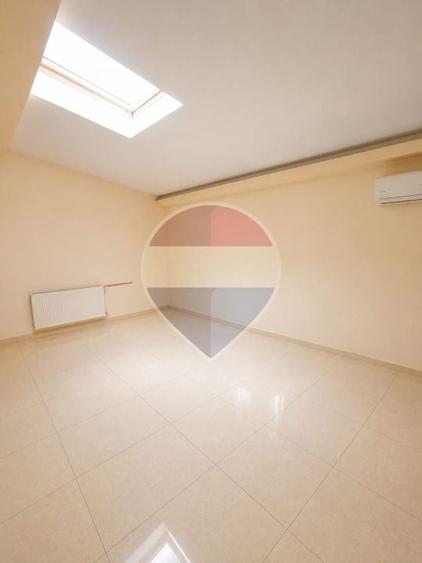 Casă individuală cu 12 camere cu Piscina în Fundeni