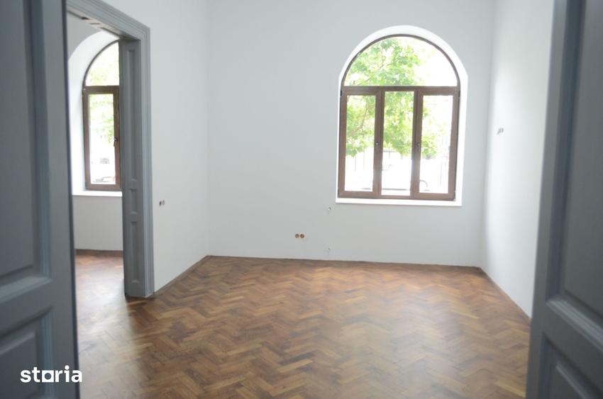 Apartament cu 4 camere în Central — fotografia 3