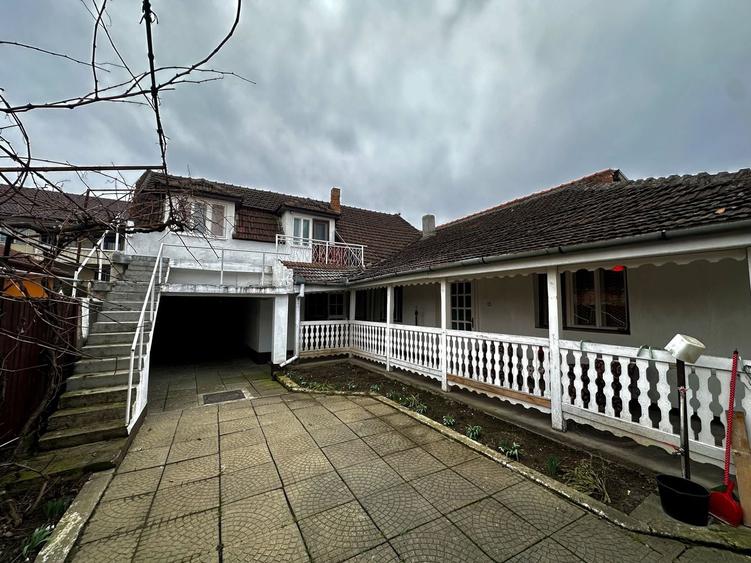 Casă individuală cu 7 camere cu Canalizare în Sânmartin