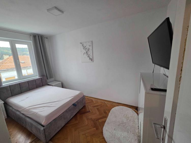 Apartament cu 3 camere semidecomandat în Central