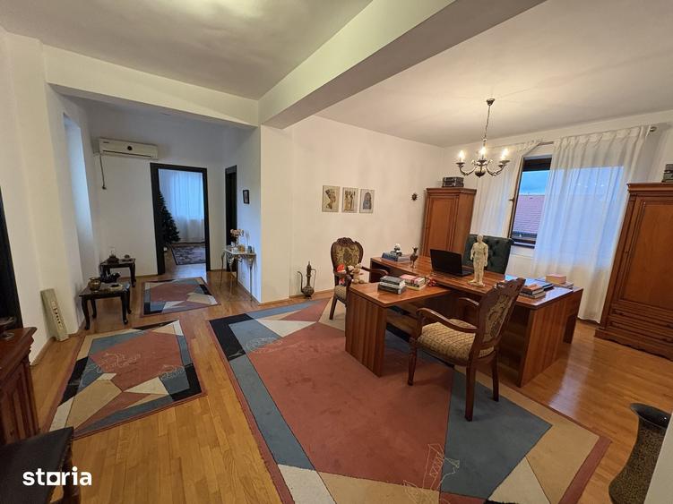 Casă cu 9 camere cu Teren 722 Mp în Străulești