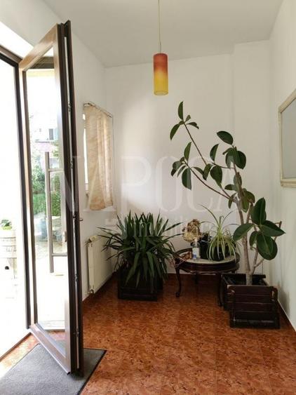 Casă individuală cu 11 camere cu Canalizare în Zorilor