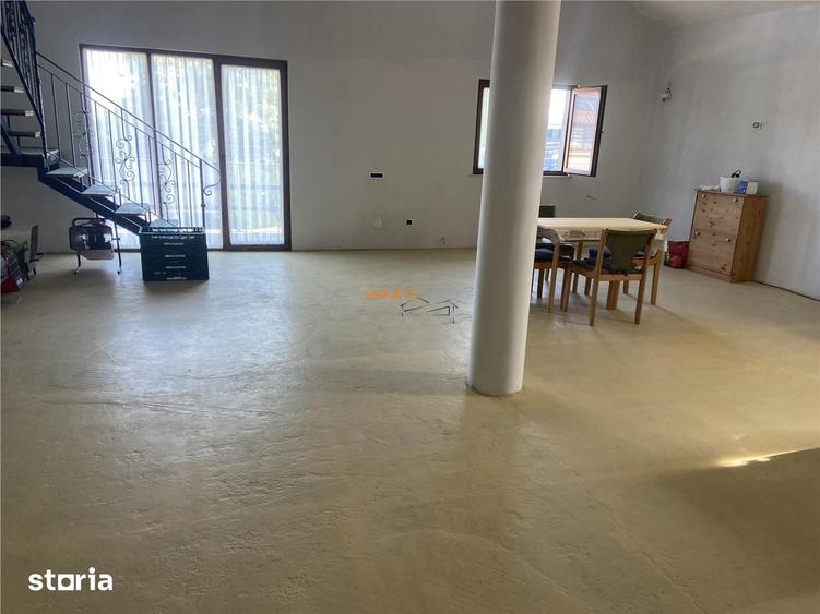 Casă cu 6 camere cu Teren 373 Mp în Golești