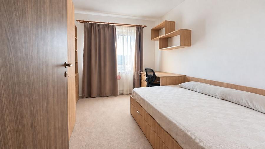 Apartament cu 3 camere decomandat, mobilat în Central