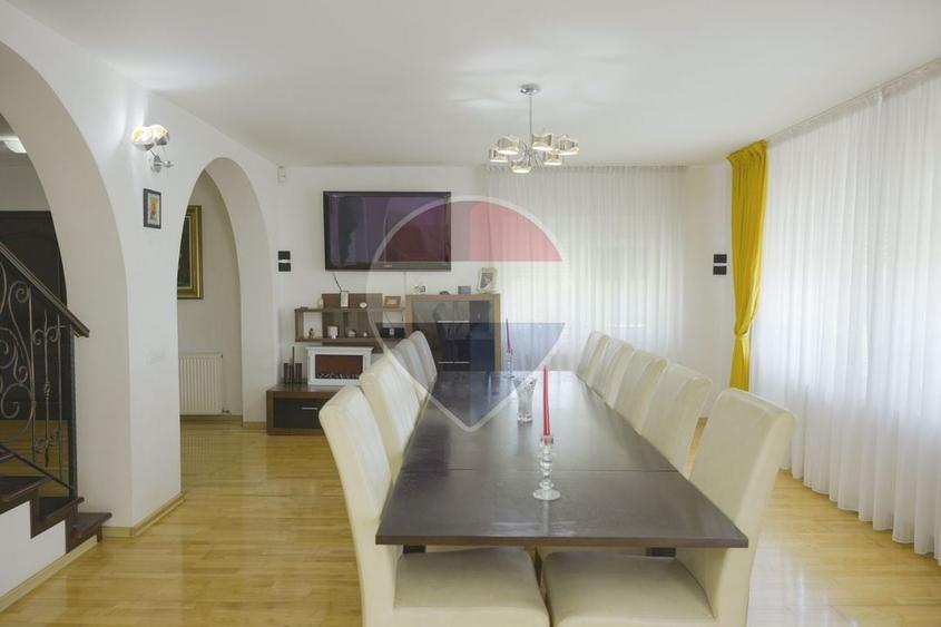 Casă individuală cu 7 camere cu Piscina în Girov