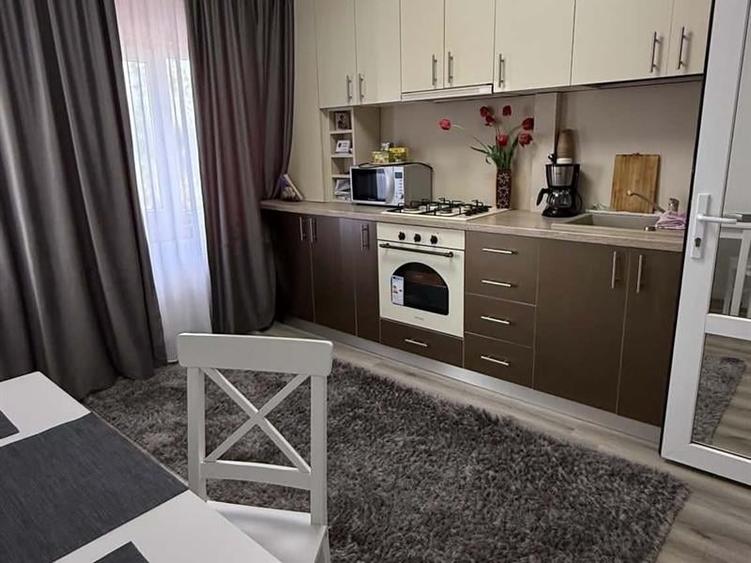 Apartament cu 3 camere decomandat, mobilat în Central