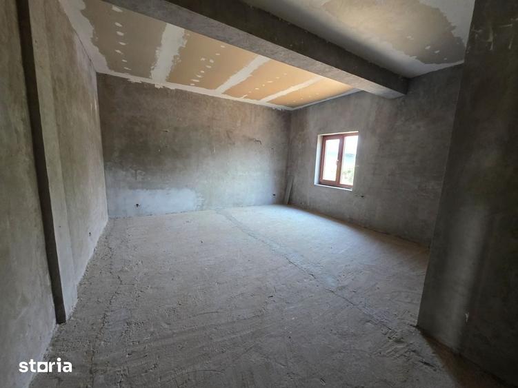 Vila in Roman parter + etaj, teren 700 mp, din caramida - 2