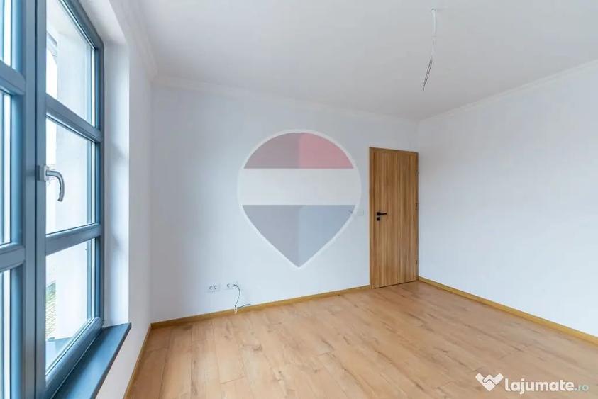 Casă cu 4 camere cu Teren 230 Mp în Central