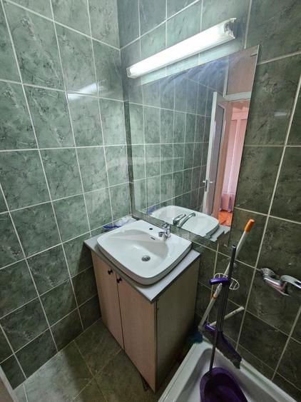 Apartament cu 3 camere decomandat, mobilat în Între Lacuri