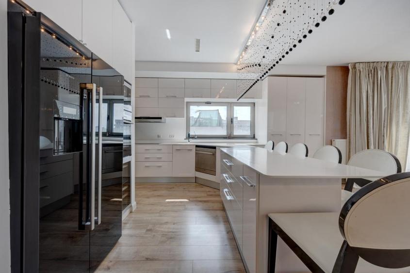 Penthouse cu 3 camere decomandat, mobilat în Ultracentral