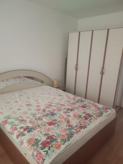 Apartament cu 3 camere semidecomandat în Drumul Taberei
