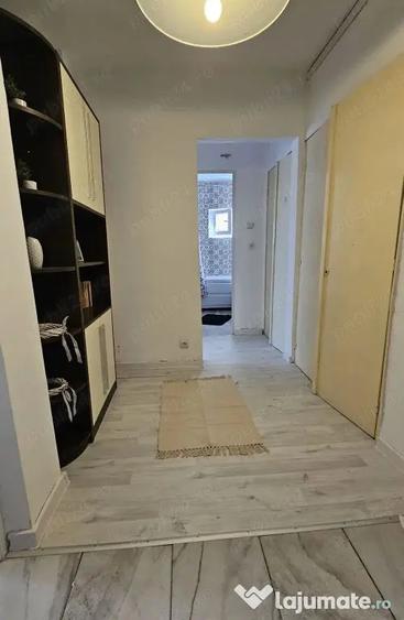Apartament cu 2 camere decomandat, mobilat în Piața Centrală