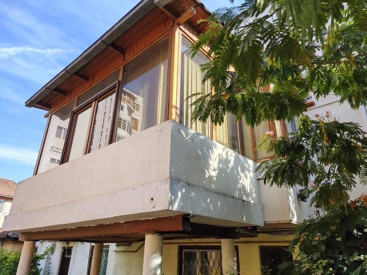 Duplex cu 7 camere cu Canalizare în Central