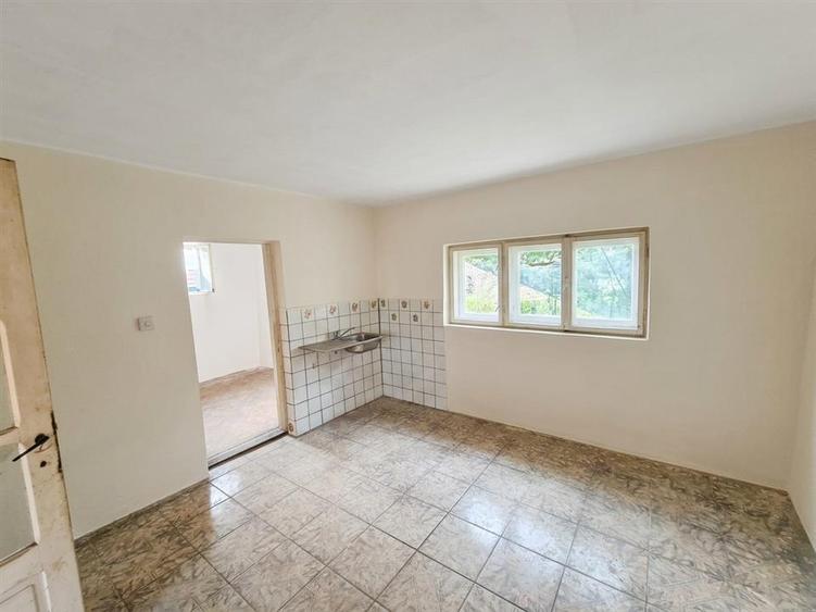 Casă cu 3 camere cu Teren 1940 Mp în Biharia
