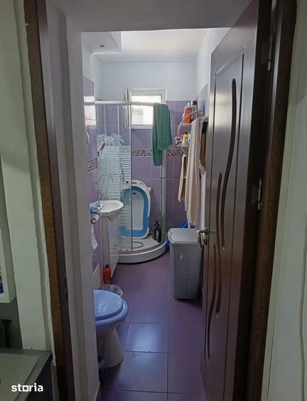 Apartament cu 3 camere semidecomandat în Craiovița Nouă