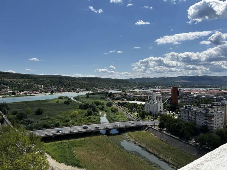 Apartament cu 3 camere decomandat în Ostroveni