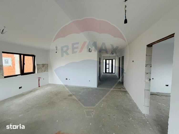 Casă cu 4 camere cu Teren 300 Mp în Betfia