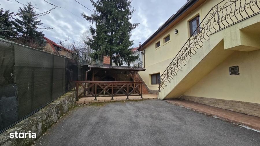 Casă cu 5 camere cu Teren 950 Mp în Bucium