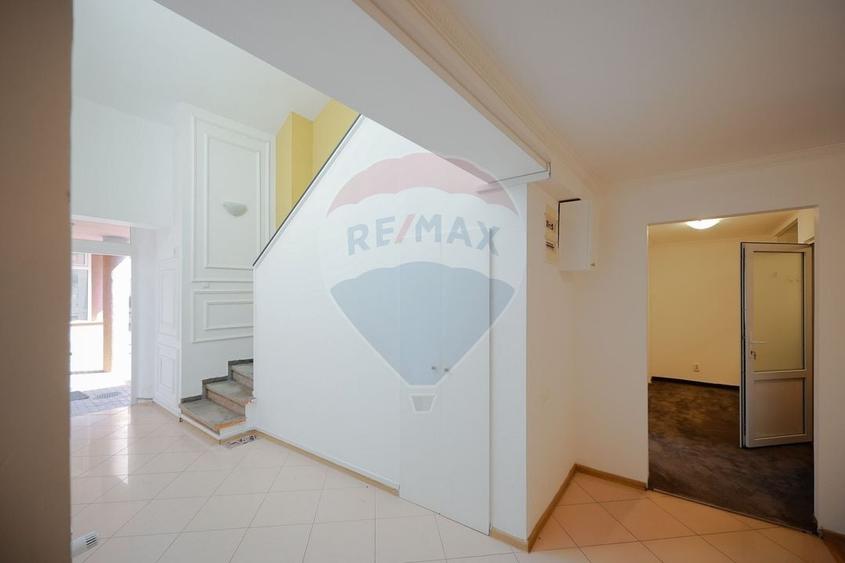 Casă individuală cu 15 camere cu Teren 380 Mp în Decebal