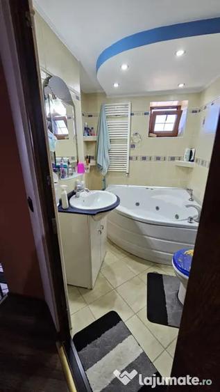 Apartament cu 7 camere decomandat în Central