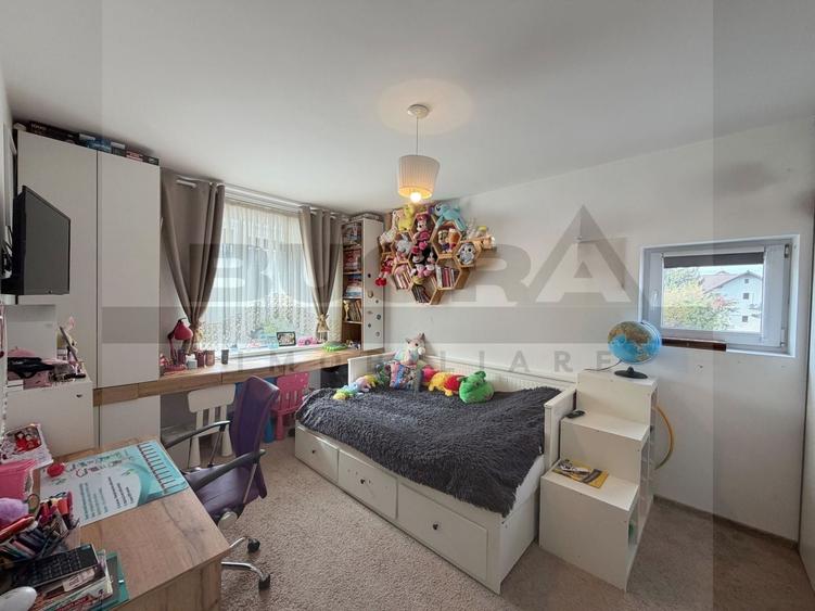 Apartament cu 3 camere decomandat în Europa