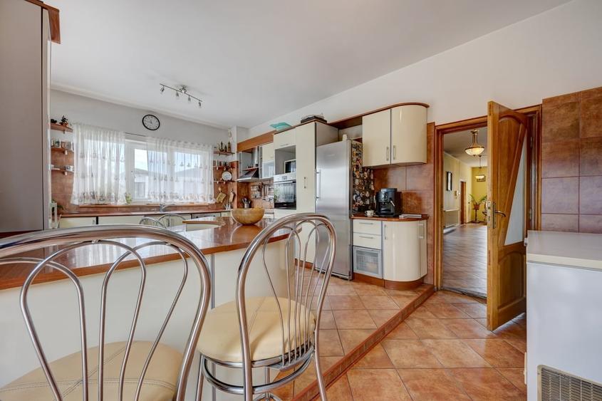 Casă cu 6 camere cu Teren 1576 Mp în Fundeni