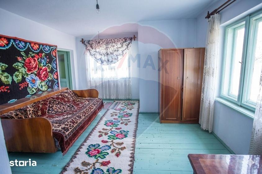 Casă cu 6 camere decomandat cu Teren 1100 Mp în Borca