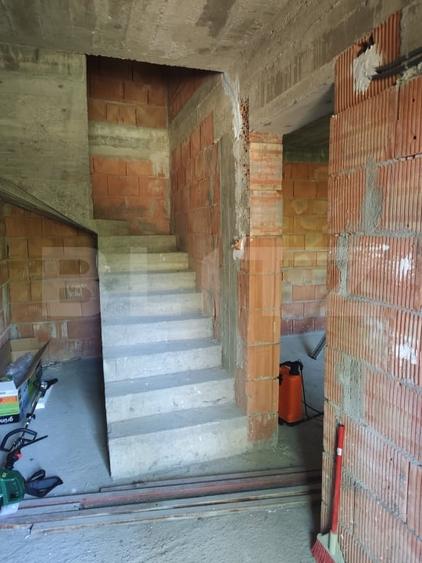 Duplex cu 5 camere cu Teren 2500 Mp în Cug