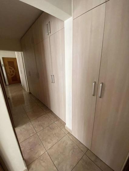 Apartament cu trei camere decomandat , pe strada Henri Coanda - 12