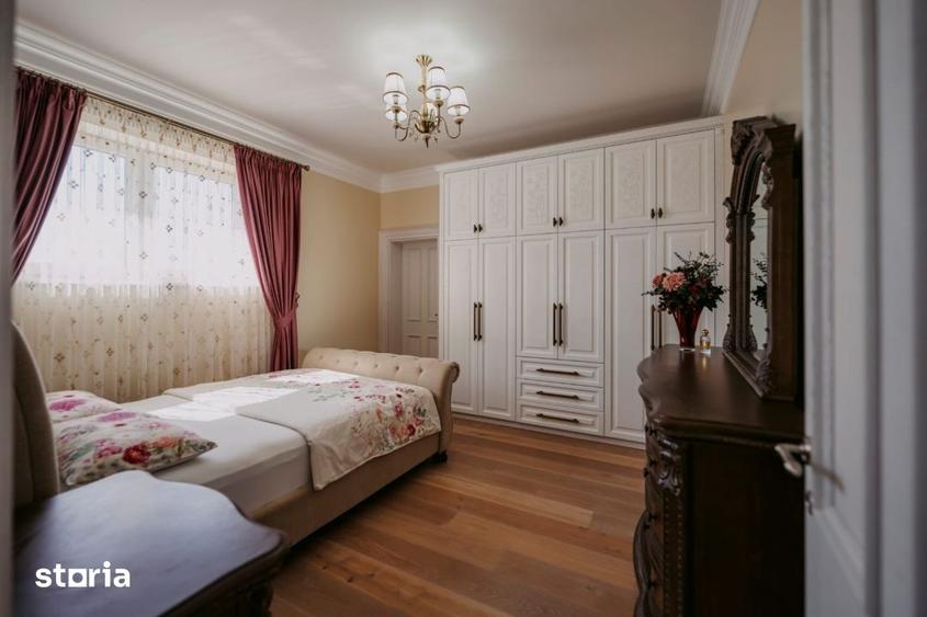 Casă cu 6 camere cu Teren 11880 Mp în Central