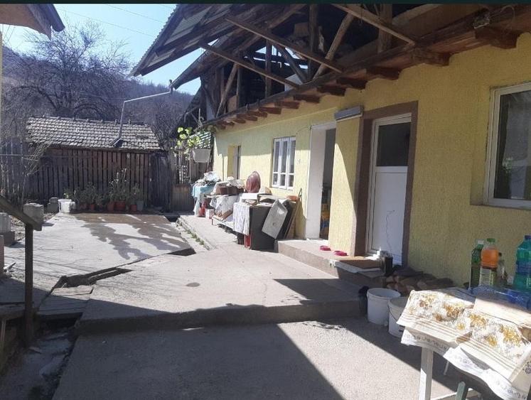Casă individuală cu 3 camere cu Canalizare în Cislău