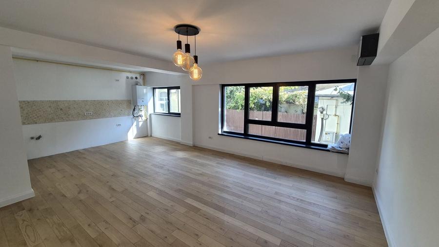 Apartament cu 3 camere decomandat în Polonă