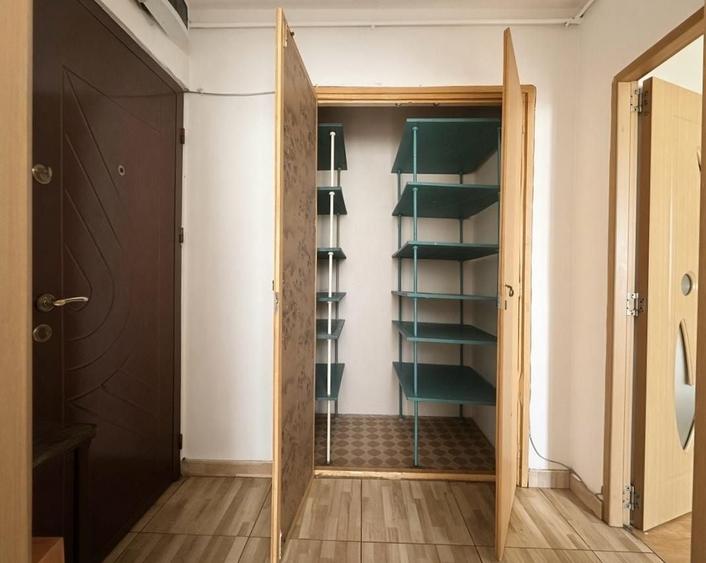 Apartament cu 3 camere semidecomandat în Obor
