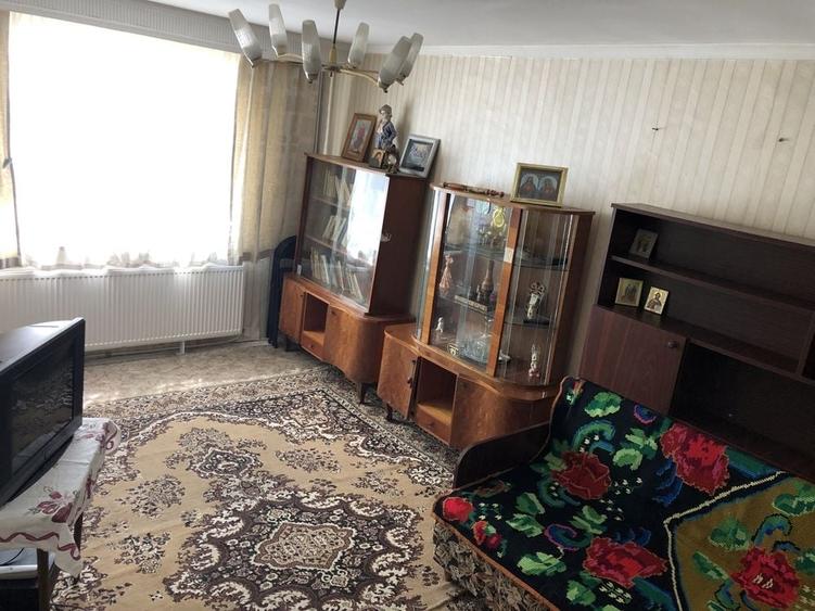Apartament cu 3 camere decomandat în Costești