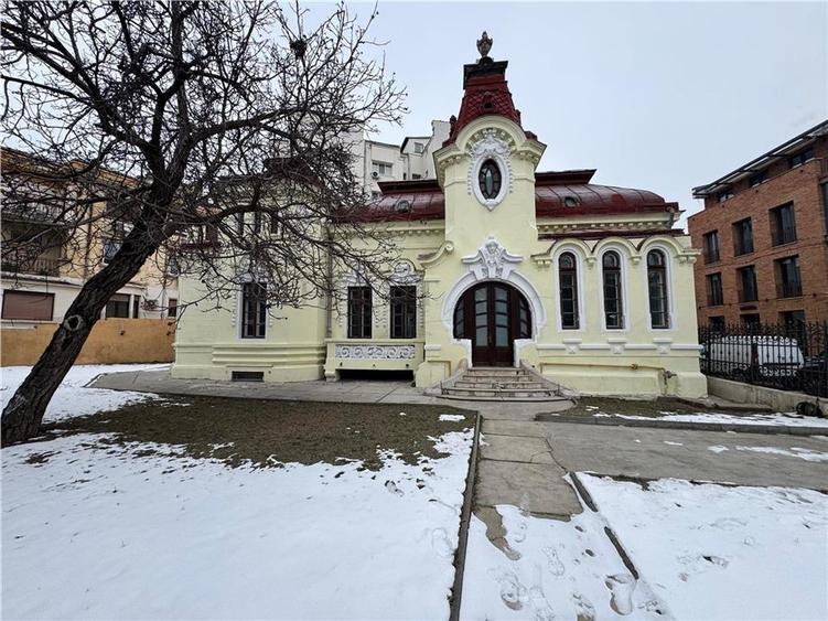 Casă individuală cu 5 camere cu Canalizare în Romană