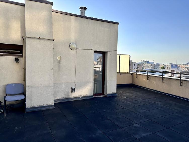 Apartament cu 4 camere semidecomandat, mobilat în Decebal