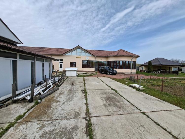 Spatiu comercial 396 mp + Vila 123 mp + Teren 5000 mp, deschidere 33 ml - 4